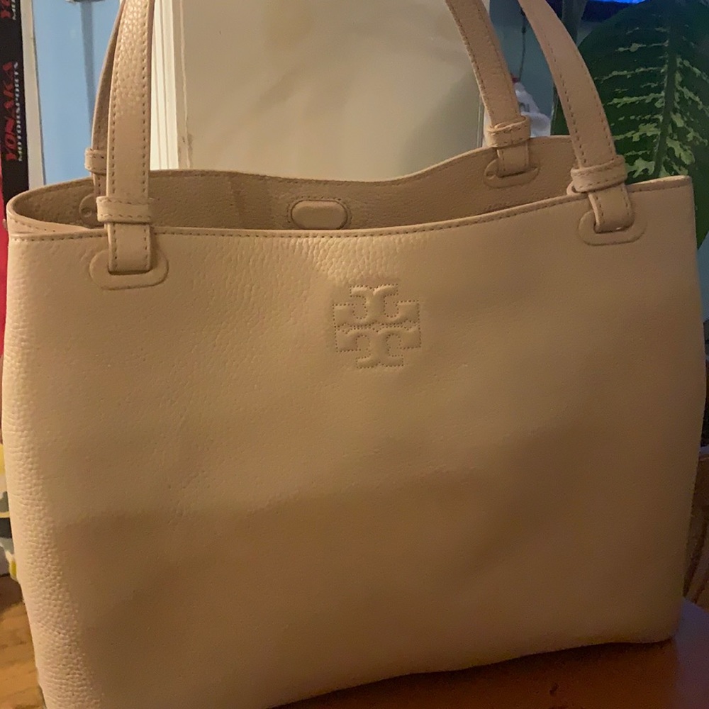 Tory Burch sweet melon color tote 👜Wore couple times, in perfect condition ❤️